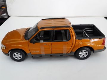 1/18  Ford Explorer Sport Truck Diecast Model
