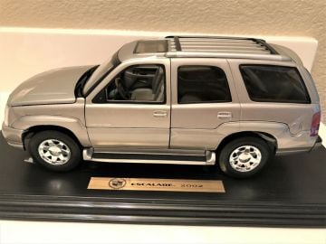 2002 Cadillac Escalade 1/18