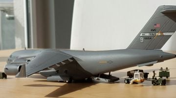 1/200 TRAVIS BOEING C-17 GLOBEMASTER III