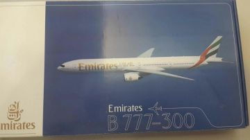 1/200 B 777-300 Flyemirates OfficialStore