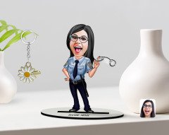 Kişiye Özel Kadın Polis Karikatürlü 3D Ahşap Biblo ve İsimli Gold Papatya Anahtarlık-1