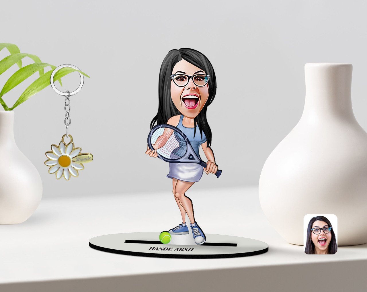 Kişiye Özel Kadın Tenis Oyuncusu Karikatürlü 3D Ahşap Biblo ve İsimli Gold Papatya Anahtarlık-1