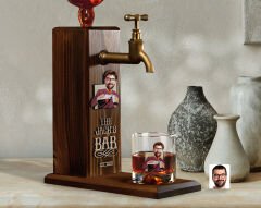 BK Gift Kabartmalı Karikatür Figürlü Musluklu Ahşap İçki Standı ve Viski Bardağı Hediye Seti, Arkadaşa Hediye, Sevgiliye Hediye-2