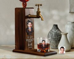 BK Gift Kabartmalı Karikatür Figürlü Musluklu Ahşap İçki Standı ve Viski Bardağı Hediye Seti, Arkadaşa Hediye, Sevgiliye Hediye-4