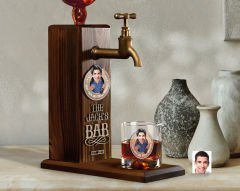BK Gift Kabartmalı Karikatür Figürlü Musluklu Ahşap İçki Standı ve Viski Bardağı Hediye Seti, Arkadaşa Hediye, Sevgiliye Hediye-9