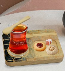 Kişiye Özel Doğal Ahşap Kaşıklı Sunum Tabağı ve Heybeli Çay Bardağı Hediye Seti - Model 17