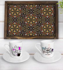 Kişiye Özel Evin Süslüsü ve Evin Yakışıklısı Tasarımlı 2'li Kahve Fincan Seti ve Doğal Ahşap Tepsi-3