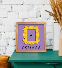 BK Gift Friends Monica’s Kapı Süsü Çerçevesi Kabartmalı Ahşap Tablo