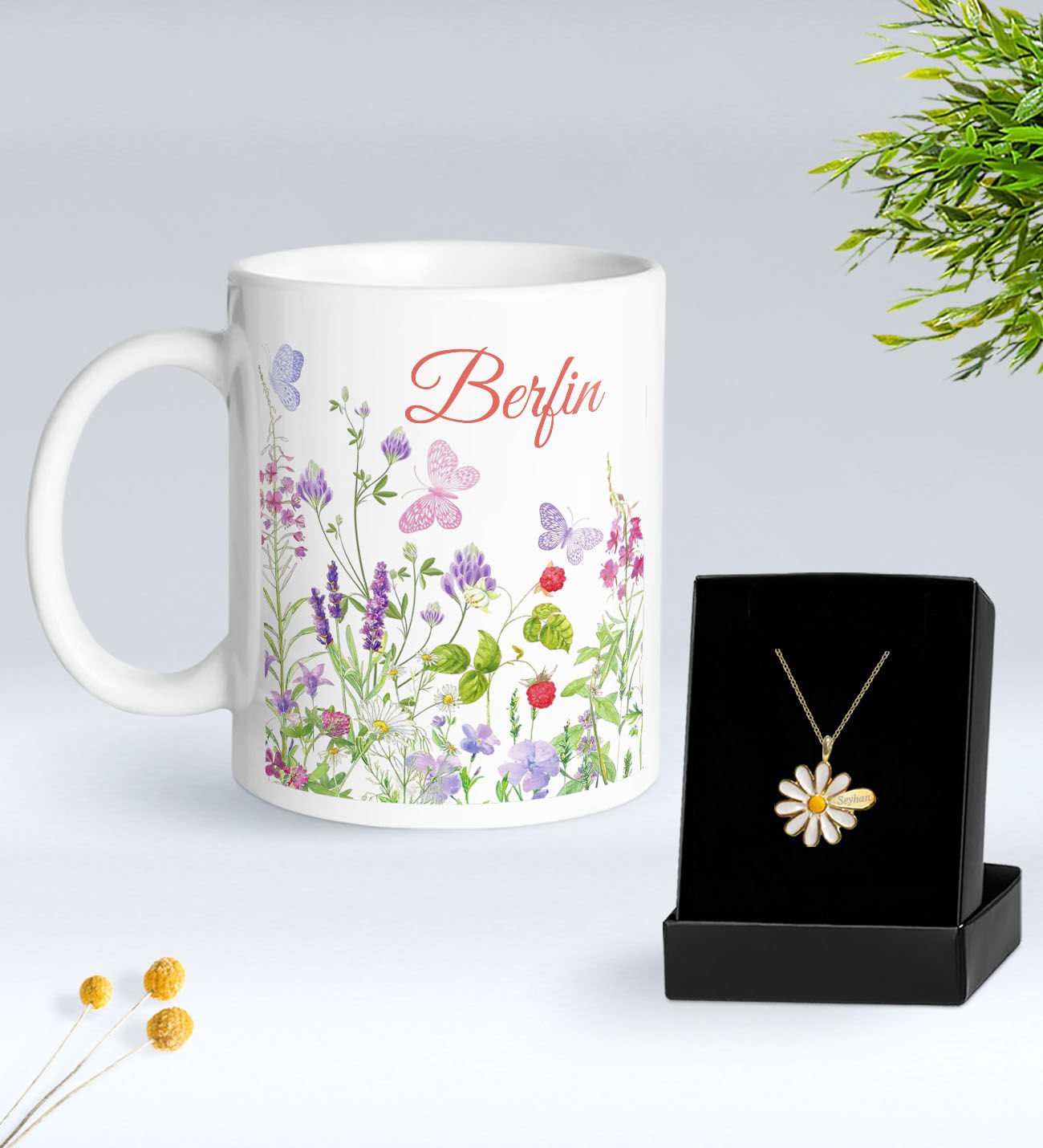 BK Gift Kişiye Özel İsimli Çiçek Tasarımlı Beyaz Kupa ve Papatya Kolye Hediye Seti - 12, Sevgiliye Hediye, Anneye Hediye, Arkadaşa Hediye