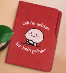 BK Gift Bir Bela Geliyor Tasarımlı Kırmızı Termo Deri Not Defteri 15x21cm-1