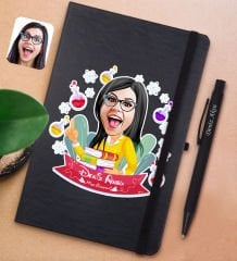 BK Gift Kişiye Özel Kadın Kimya Öğretmeni Karikatürlü Siyah Defter ve Metal Versatil Kalem(0,7 Kurşun) Hediye Seti-1