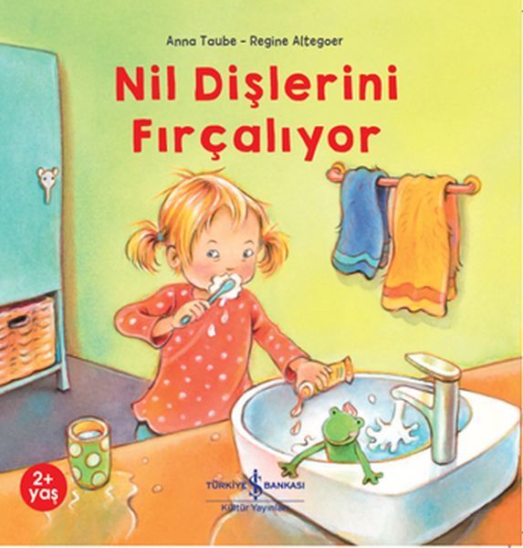 Nil Dişlerini Fırçalıyor