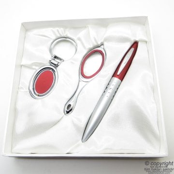 Wings P107K Kırmızı İsme Özel Büyüteç + Kalem + Anahtarlık Seti | İsme Özel Kalem Seti | Hediyelik Kalem