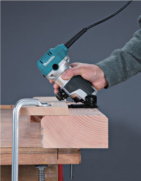 MAKITA RT0700C FORMIKA TRASLAMA