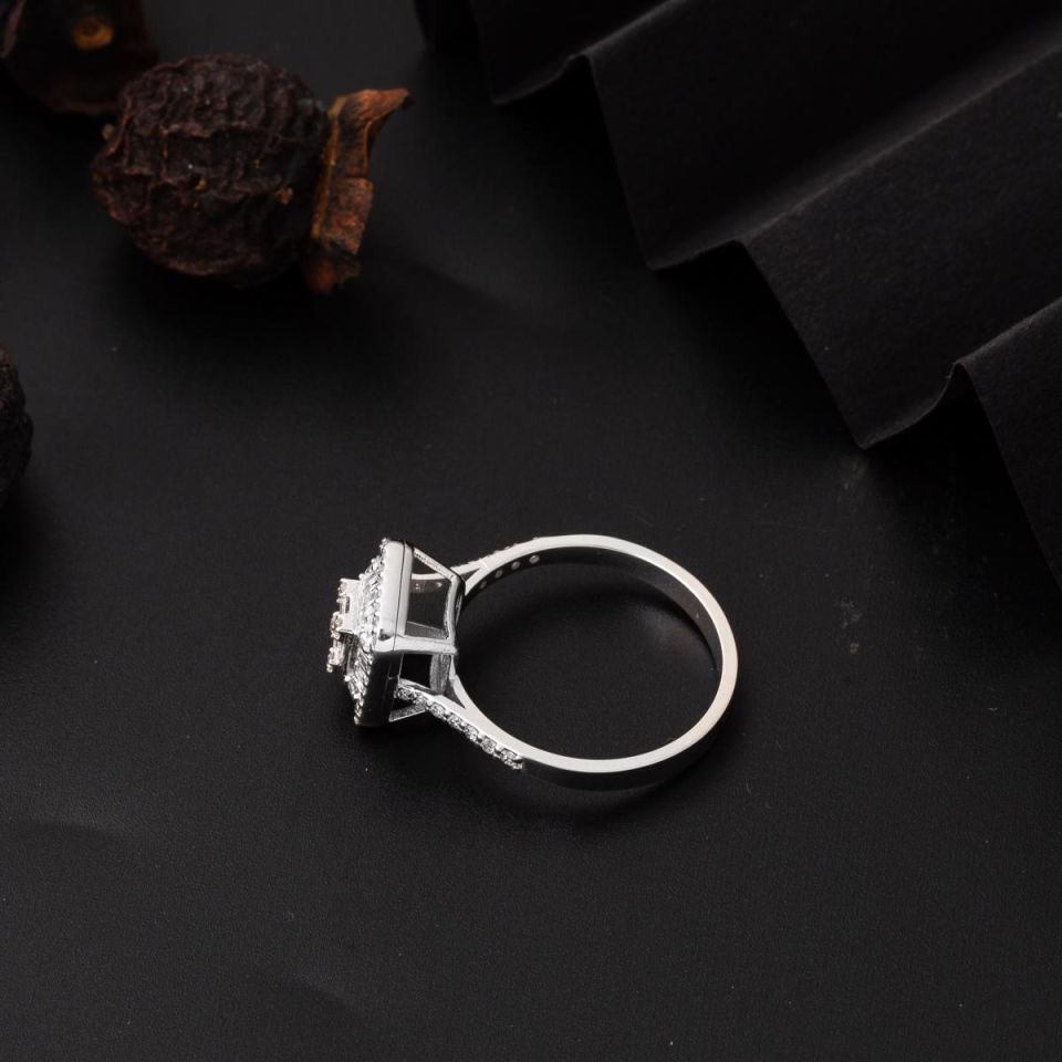 0,41 Ct. Baget Pırlantalı Yüzük