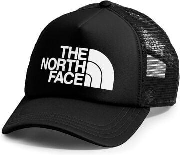 The North Face Logo Trucker Şapka Siyah/Beyaz Klasik trucker tarzına sahip, hava şartlarına karşı sıcak tutan koruma