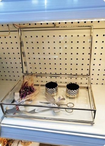 Süslü Metal Kenarlı Yükselticili Kutulu Yüzük tepsisi