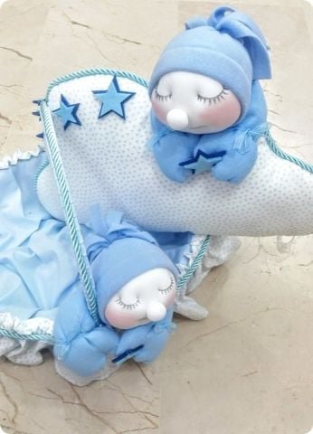 Pembe Yanaklı Uyuyan Bebek Altın Takı Yastığı