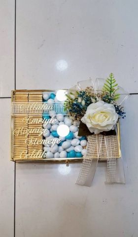 Süslü Kapaklı Metal Kenar Tepsi Madlen çikolata & Badem 30x20 cm