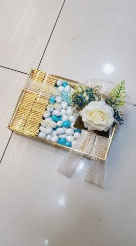 Süslü Kapaklı Metal Kenar Tepsi Madlen çikolata & Badem 30x20 cm