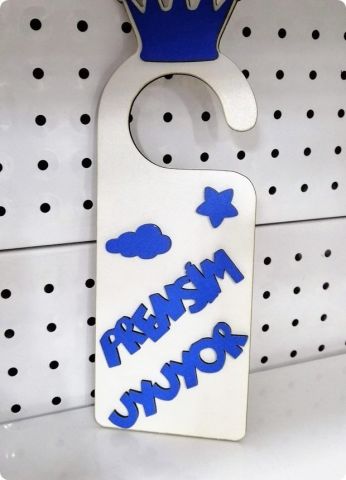 Ahşap beyaz üzeri bulutlu kapı kolu süsü