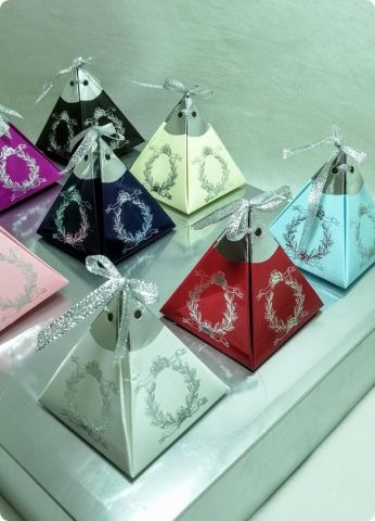 25 Li Baskılı Pramid Karton Kutu (Gümüş Baskılı)