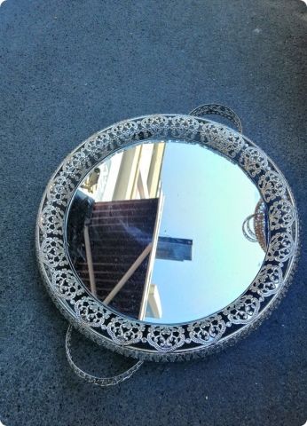 Yuvarlak desenli metal tepsi seti