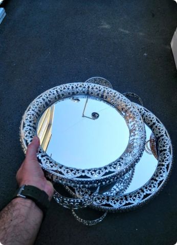 Yuvarlak desenli metal tepsi seti