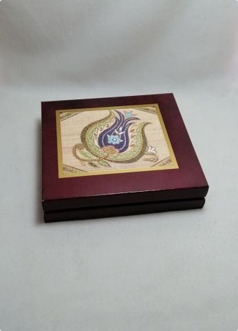 Lale Desenli Küçük Kare Madlen Çikolata Hediye Kutusu (18x18 cm Küçük Boy 12 Gözlü)