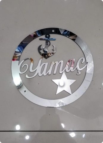 İsim Yazılı Yuvarlak Pleksi Ayna Kapı Süsü (30 Cm)