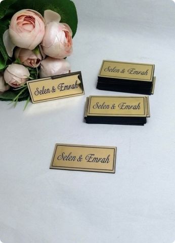 Zemin siyah dikdörtgen İsimlik pleksi (7*3,5 CM )