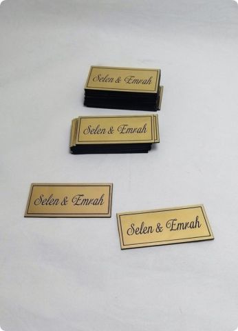 Zemin siyah dikdörtgen İsimlik pleksi (7*3,5 CM )