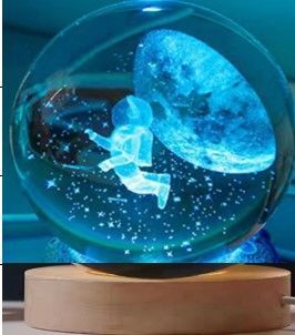 Dekoratif Uçan Astronot Tasarımlı Ahşap altlıklı Işıklı Cam Küre