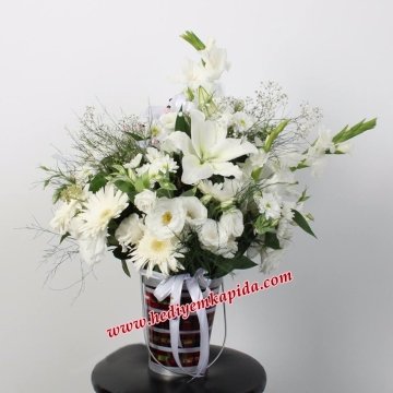Vazoda Beyaz Çiçek Aranjman