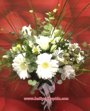 Vazoda Beyaz Çiçekler