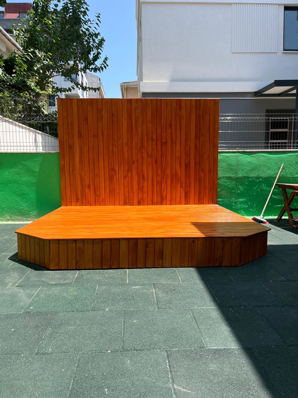 Ahşap Sahne – Dış Mekan Uyumlu (3x3 m | Arka Panel: 3x2 m)