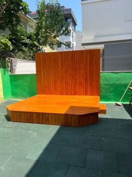 Ahşap Sahne – Dış Mekan Uyumlu (3x3 m | Arka Panel: 3x2 m)