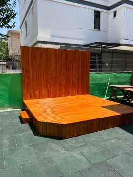 Ahşap Sahne – Dış Mekan Uyumlu (3x3 m | Arka Panel: 3x2 m)
