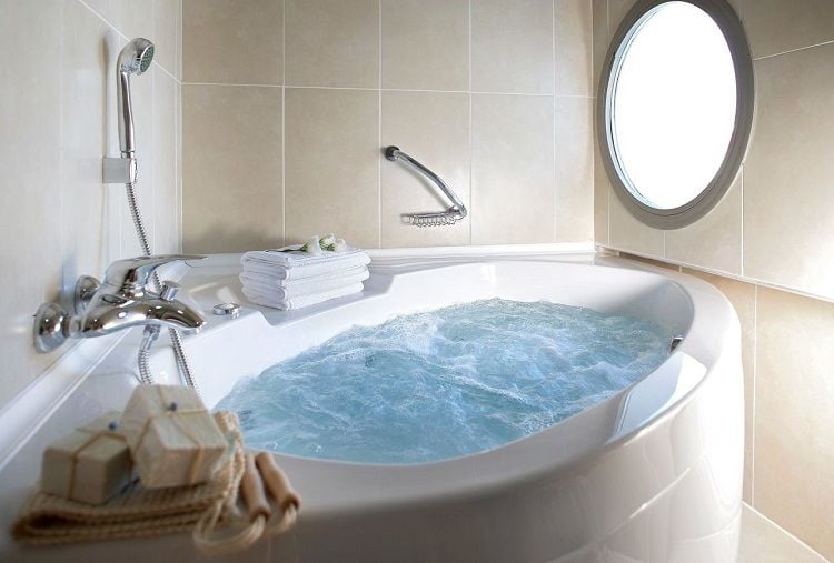 Banyo Yaparken Jakuzinin Masaj Özelliğinden Faydalanmak