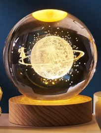 Dekoratif SATÜRN KIZ Tasarımlı Ahşap altlıklı Işıklı Cam Küre