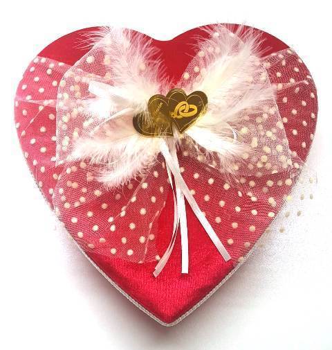 Süslü Kalp şeklinde kadife çikolata kutusu
