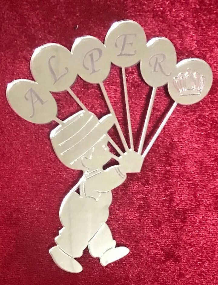 İsme özel Balonlu şapkalı pleksi çocuk (10*8,5cm)