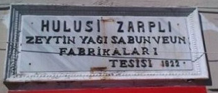 Zarbalı Hulusi Bey\'in 1922 yılında Ayvalık\'ta açtığı zeytinyağ, sabun ve un üretim tesislerinin tabelası