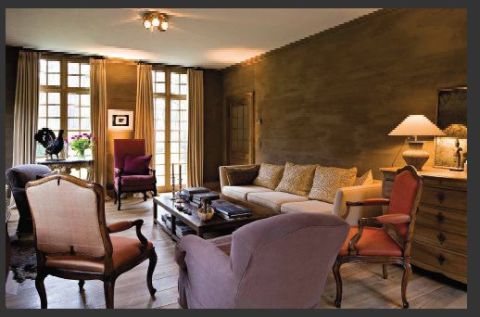 CONTEMPORARY LIVING WITH ANTIQUES