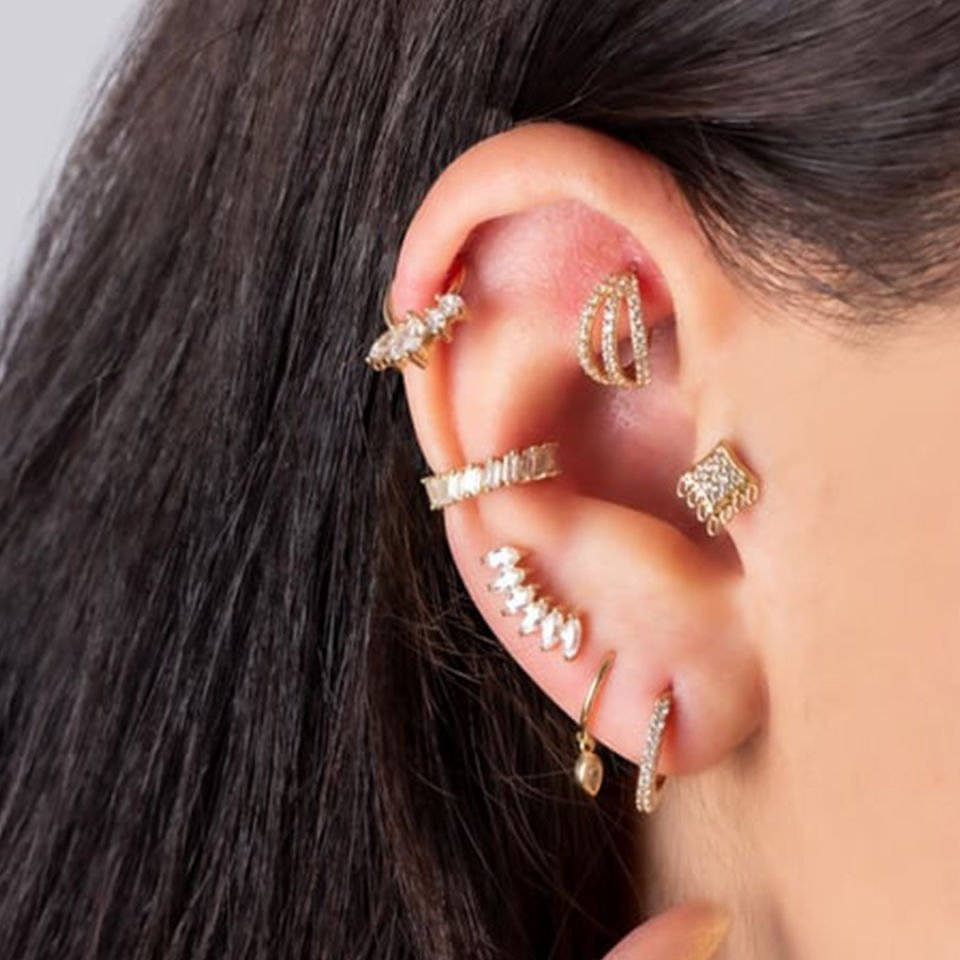 Halkalı Dokuz Taşlı Tragus Piercing