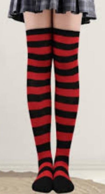 Çizgili Kırmızı Siyah Uzun Çorap