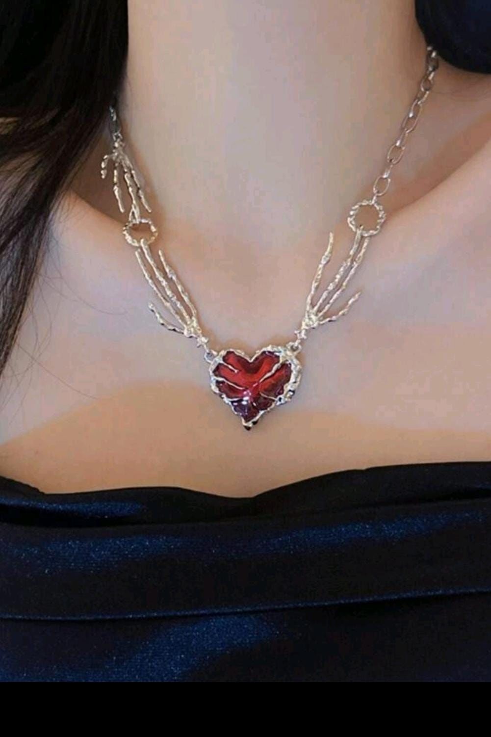 Pençe Kalp Detaylı Gotik Kolye