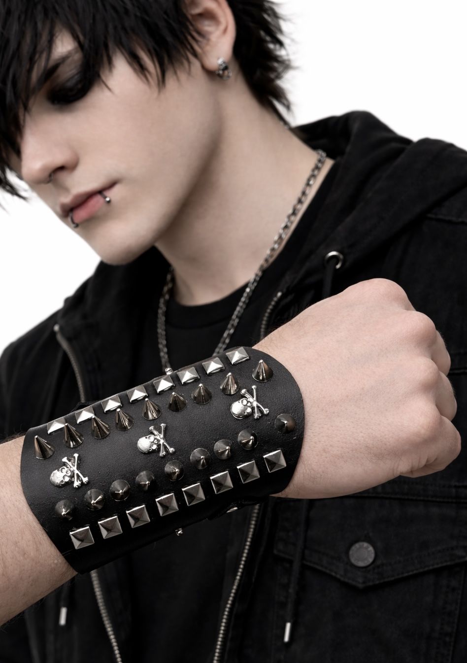 Piramit Spike Kurukafa Detaylı Bileklik