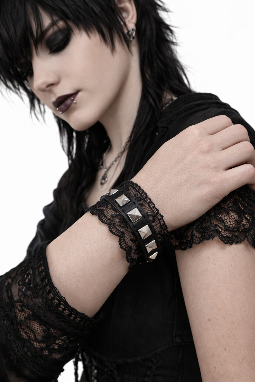 Piramit Detaylı Dantelli Bileklik