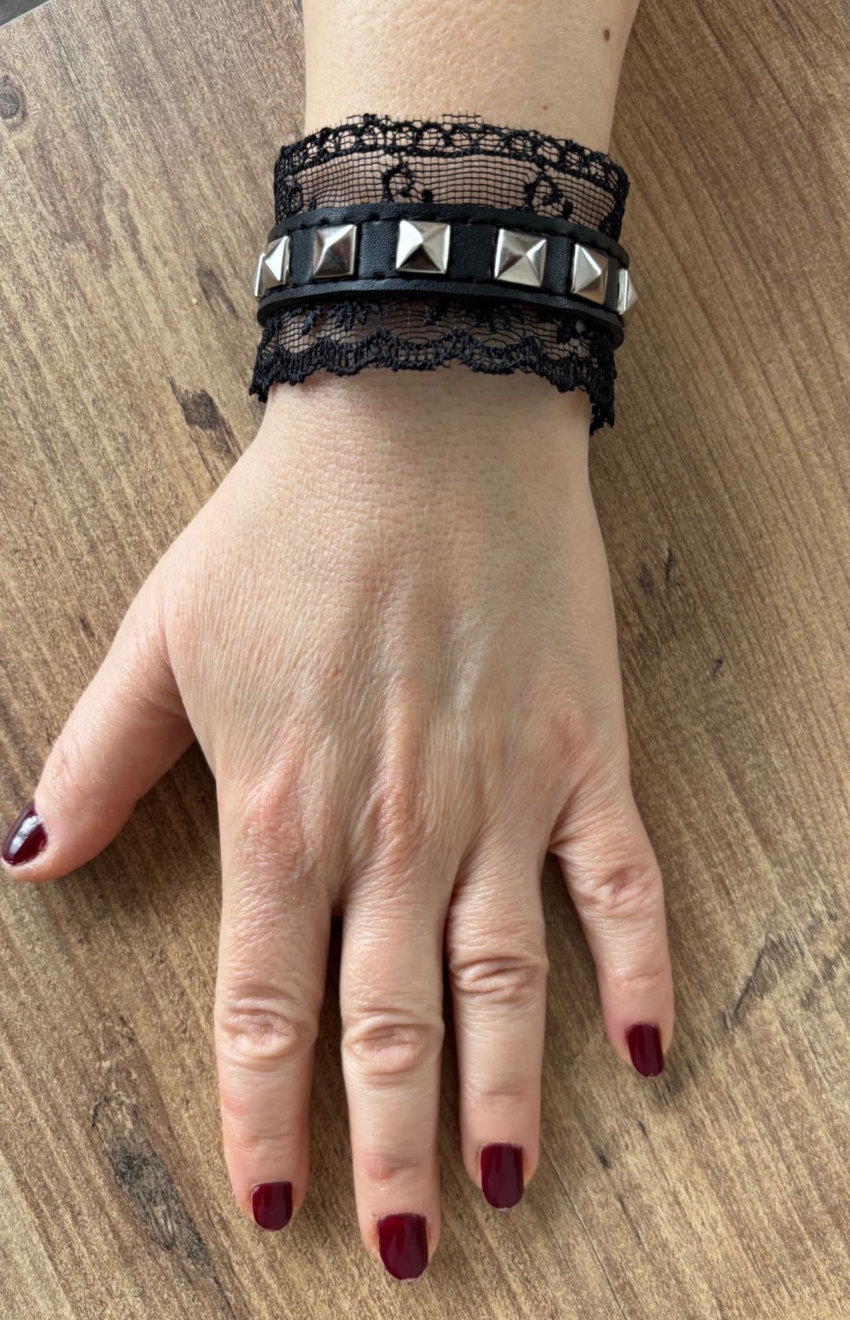 Piramit Detaylı Dantelli Bileklik